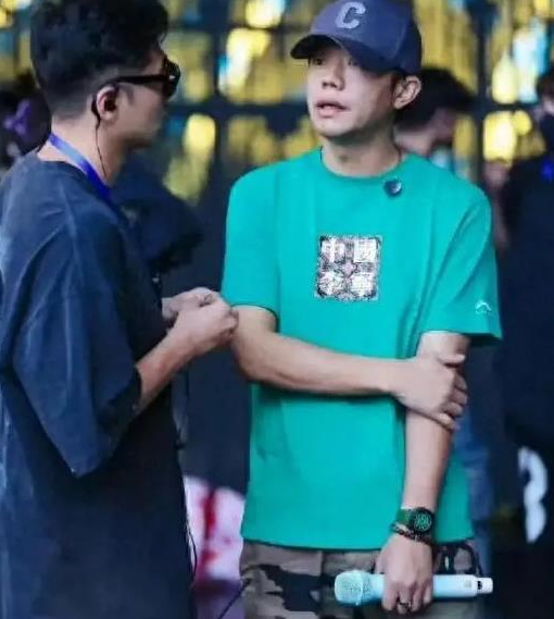 曾毅佩戴的手表因表盘图案边缘处印有露骨的女性身体线条图案